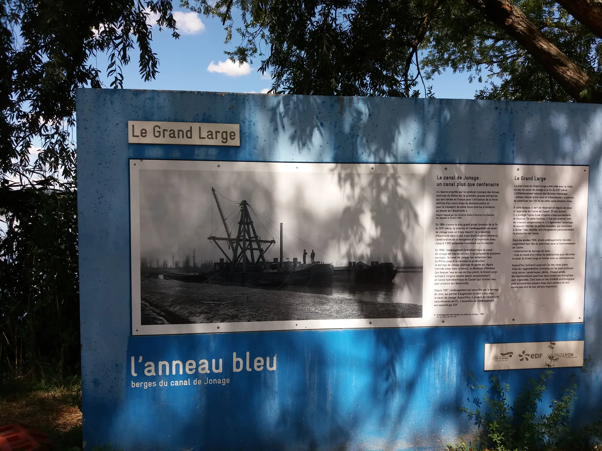 Plan d'eau du Grand Large à Décines-Charpieu — À 431 m du lac