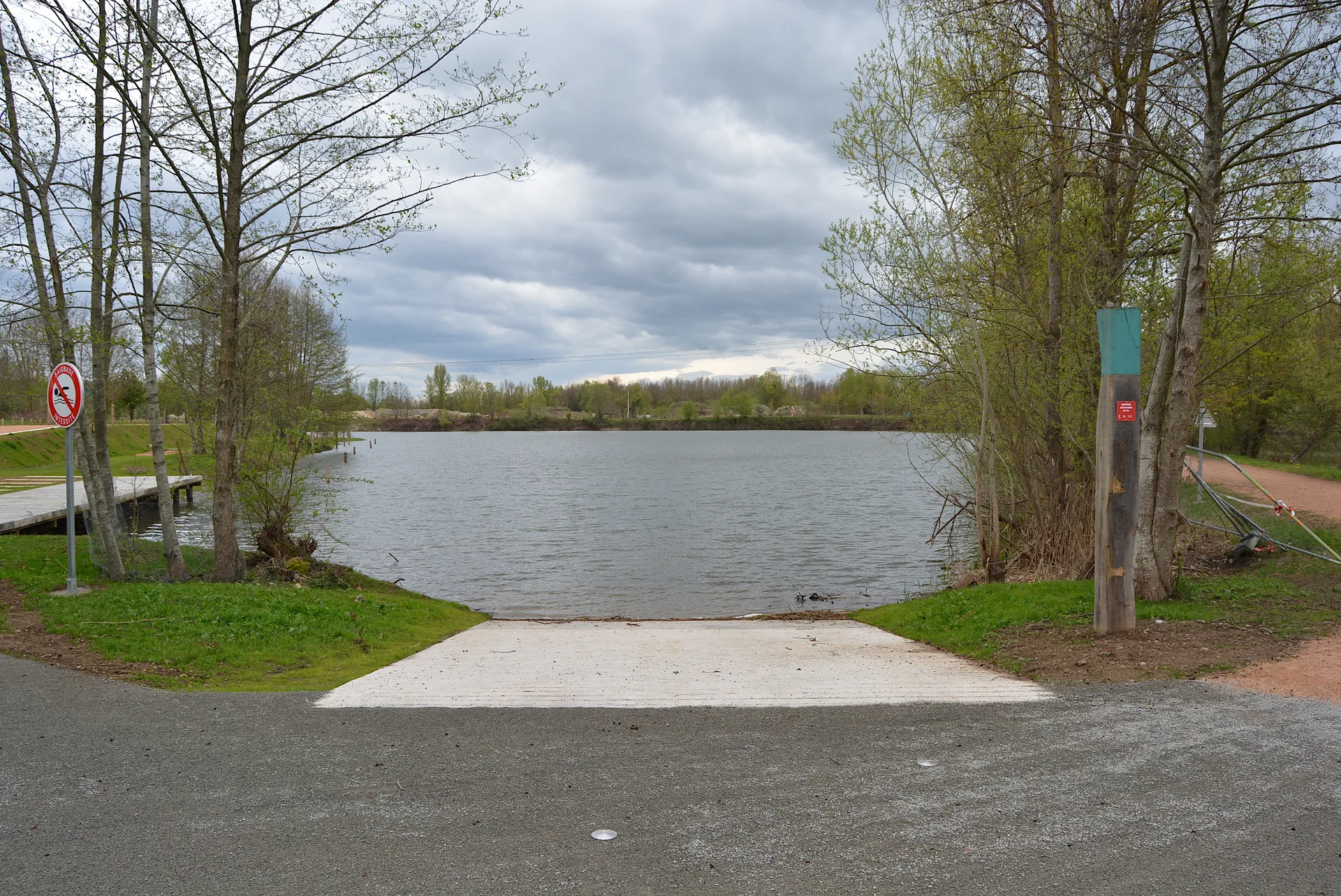 Plan d'eau Marcel Jalicot à Saint-Germain-des-Fossés — À 425 m du lac