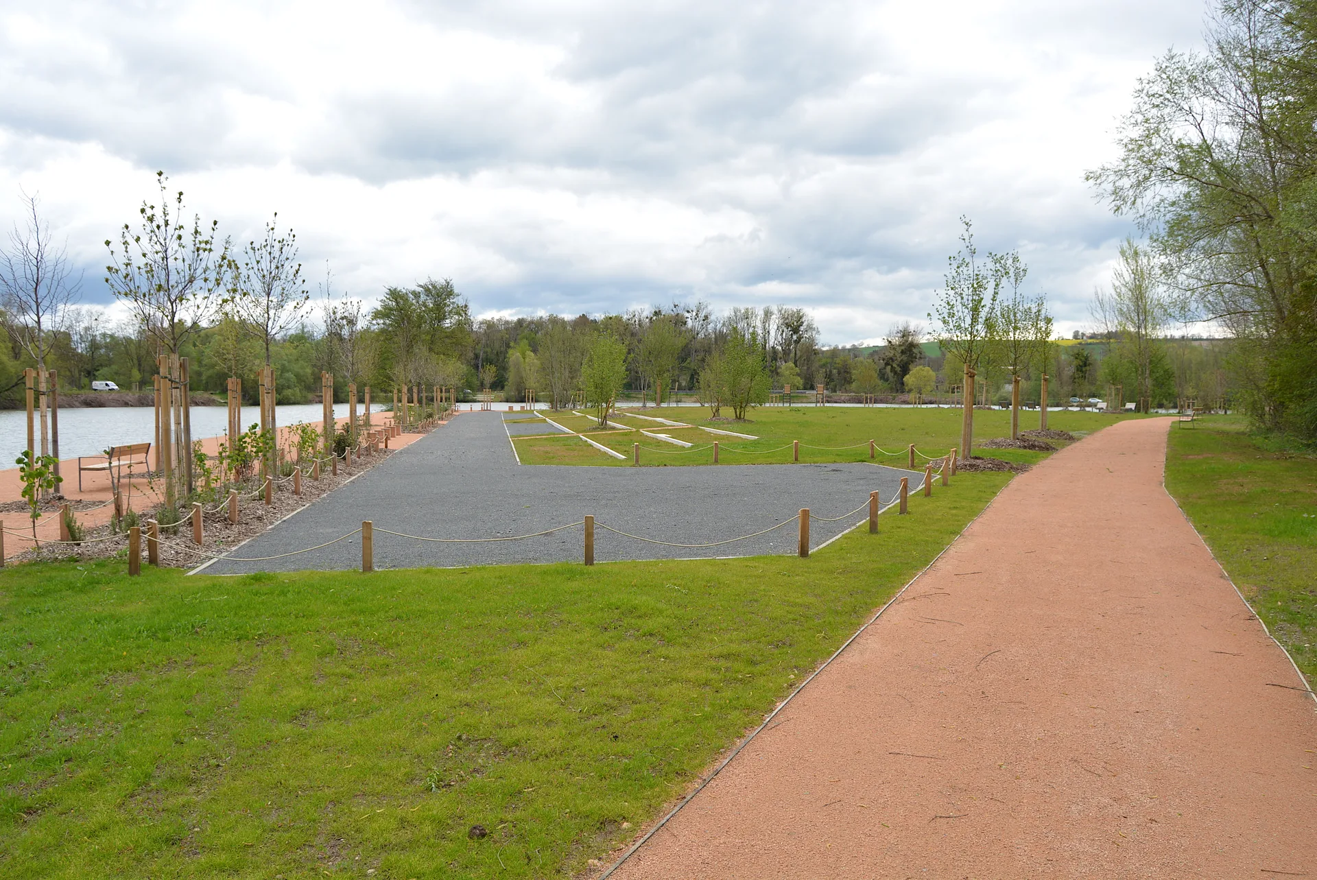 Plan d'eau Marcel Jalicot à Saint-Germain-des-Fossés — À 361 m du lac