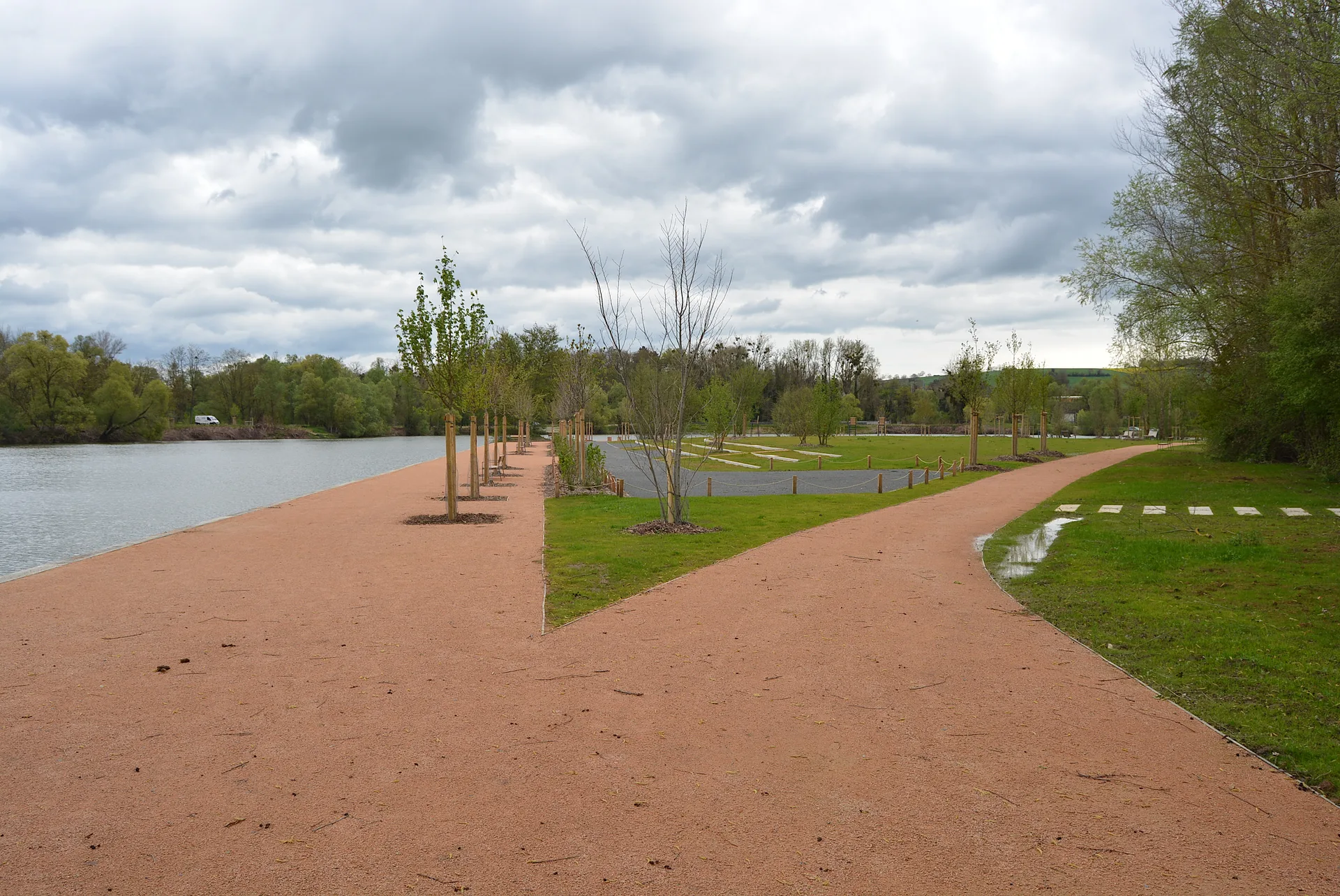 Plan d'eau Marcel Jalicot à Saint-Germain-des-Fossés — À 374 m du lac