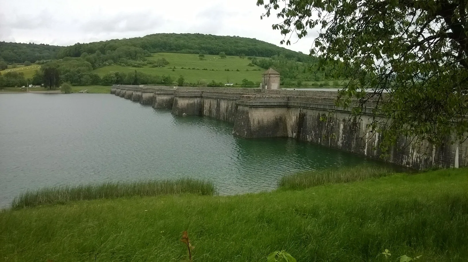 Reservoir de Grosbois en Montagne à Grosbois-en-Montagne — Sur le lac