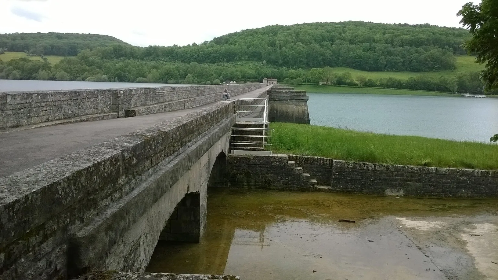 Reservoir de Grosbois en Montagne à Grosbois-en-Montagne — À 555 m du lac