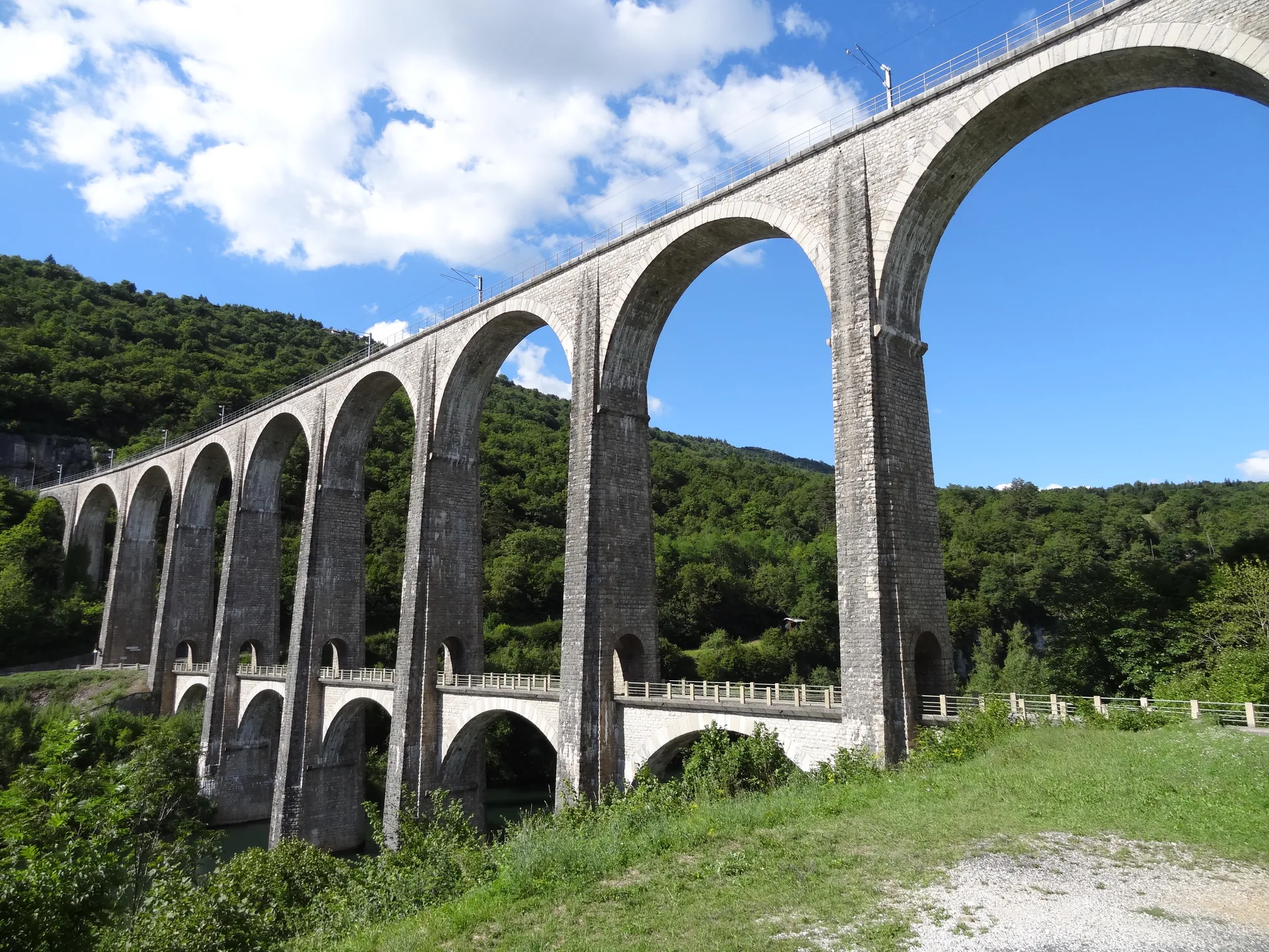 Retenue de Cize Bolozon à Corveissiat — À 1,1 km du lac