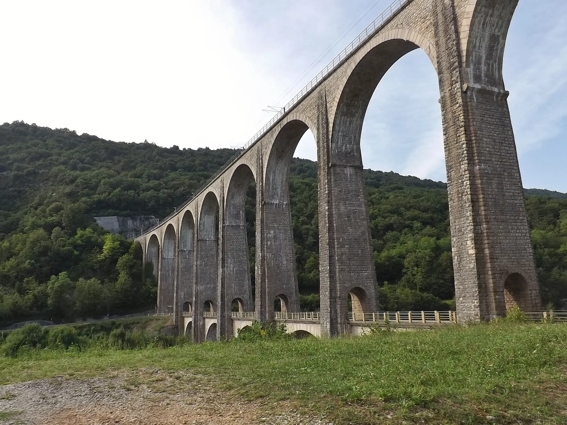 Retenue de Cize Bolozon à Corveissiat — À 1,1 km du lac