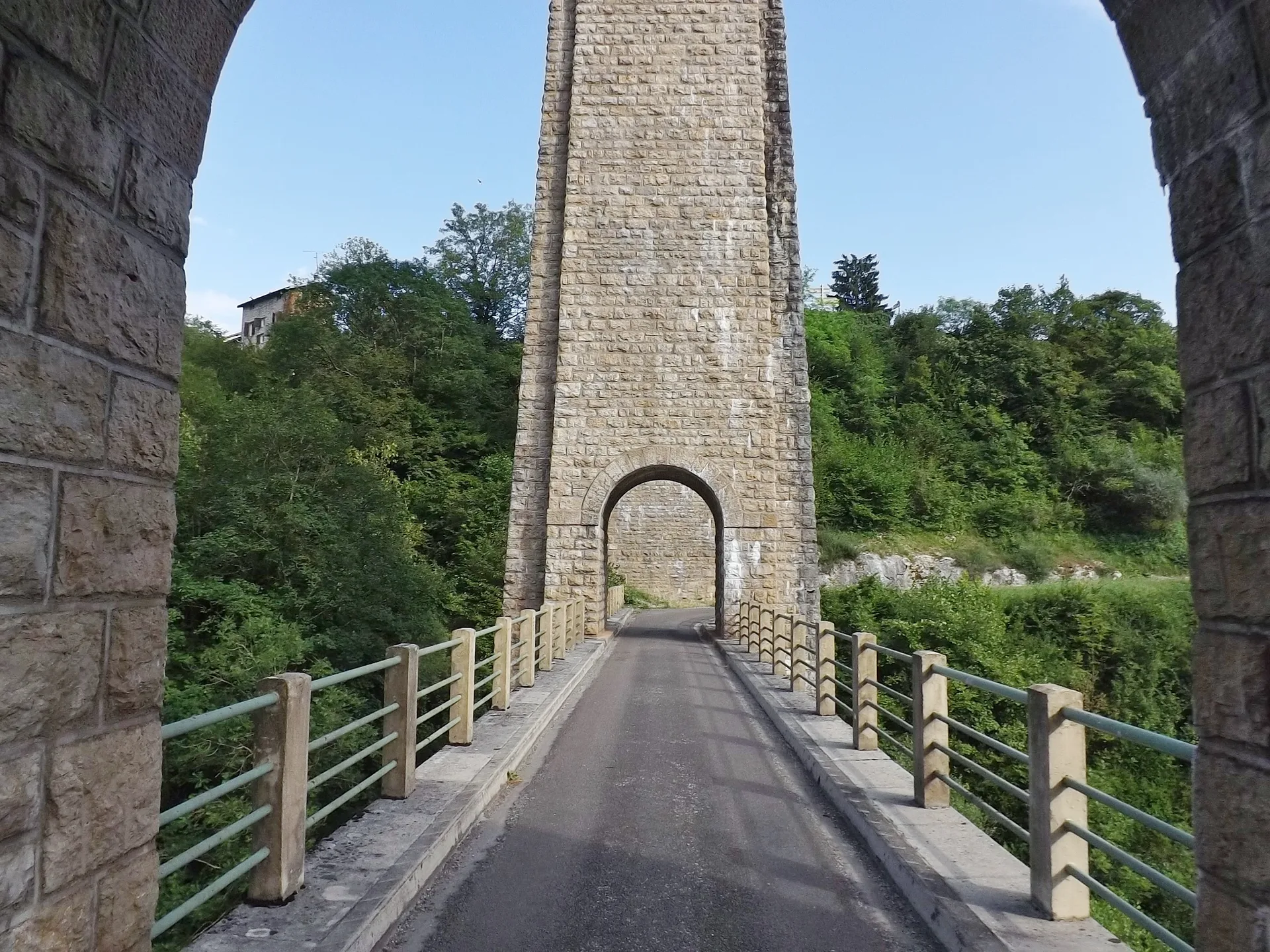 Retenue de Cize Bolozon à Corveissiat — À 1,2 km du lac