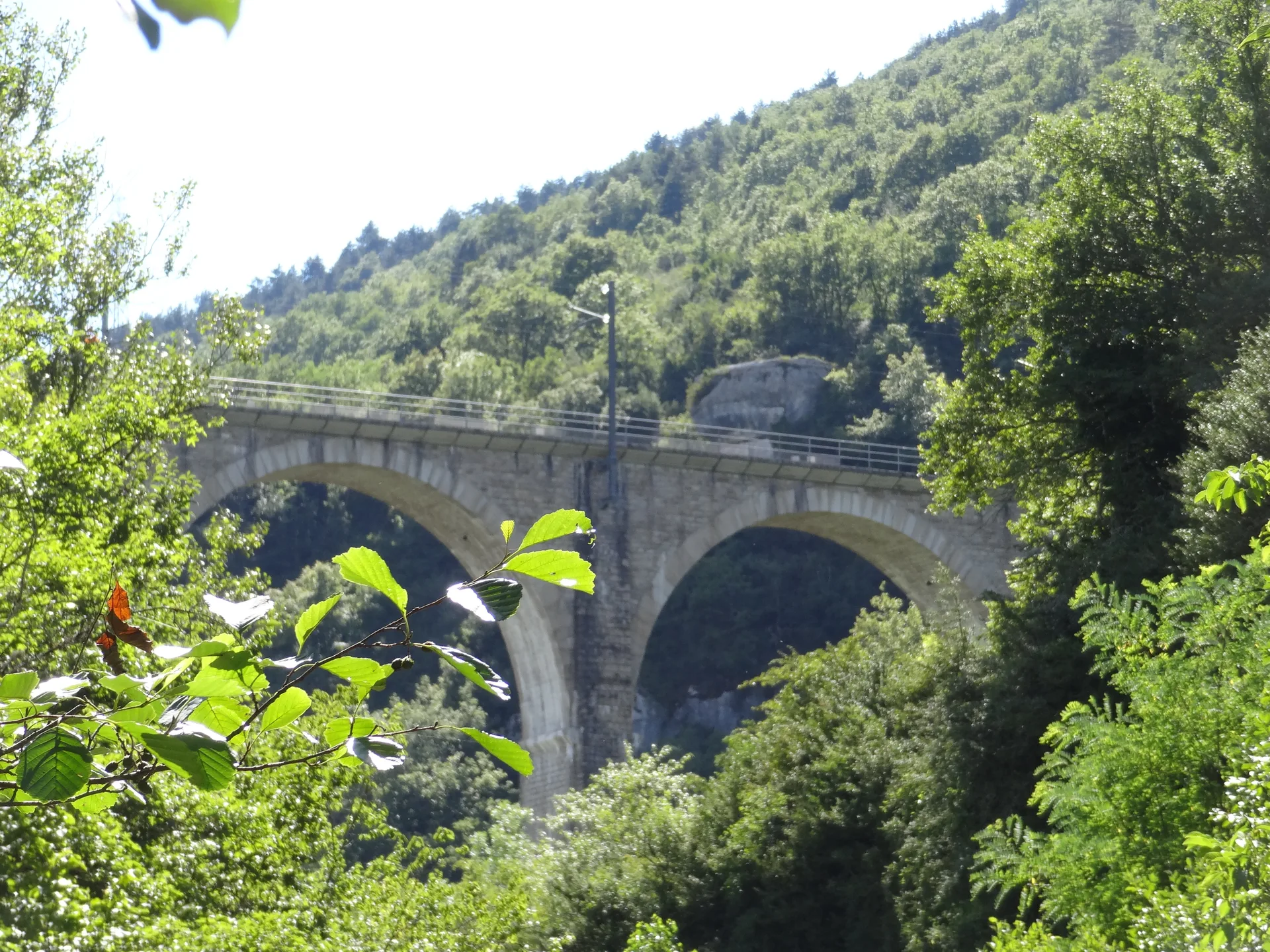 Retenue de Cize Bolozon à Corveissiat — À 1,2 km du lac