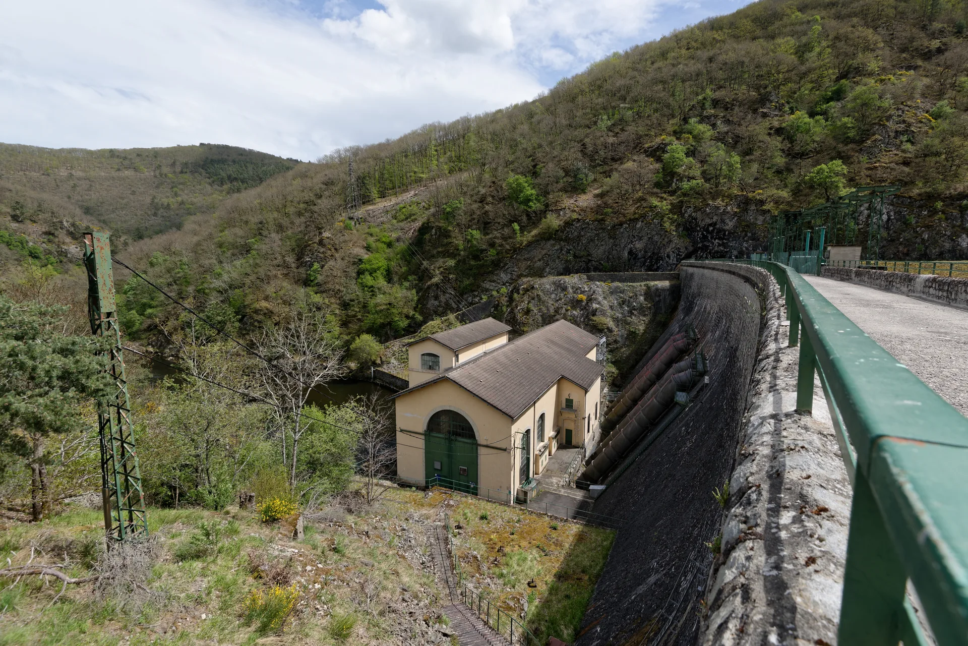Retenue de Queuille à Vitrac — Sur le lac