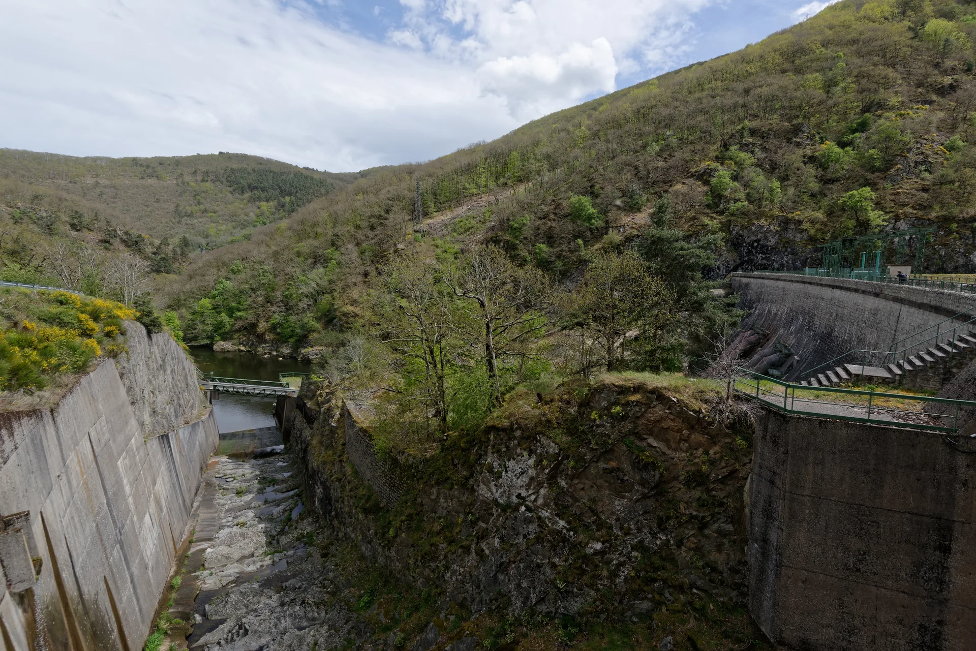 Retenue de Queuille à Vitrac — Sur le lac