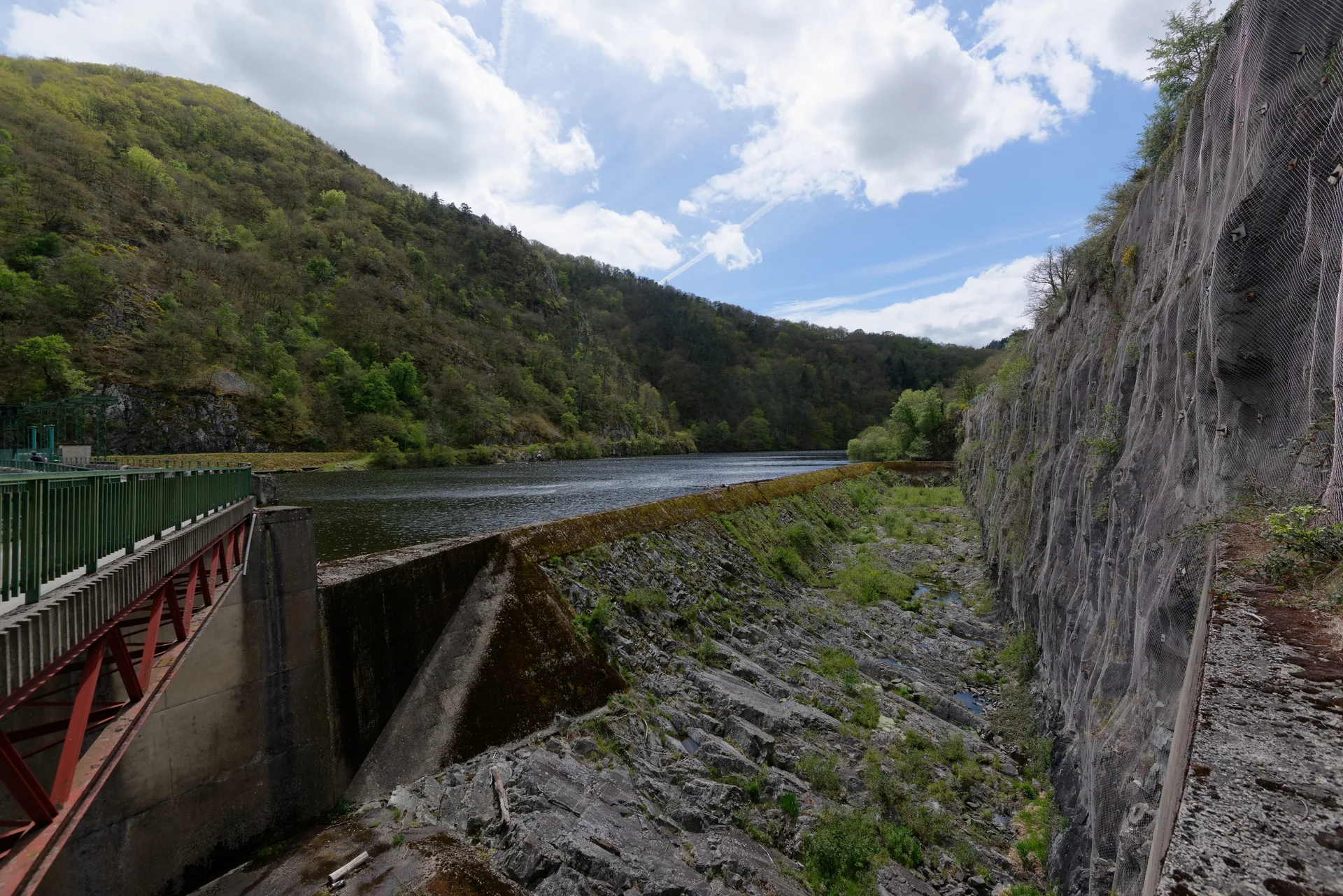 Retenue de Queuille à Vitrac — Sur le lac