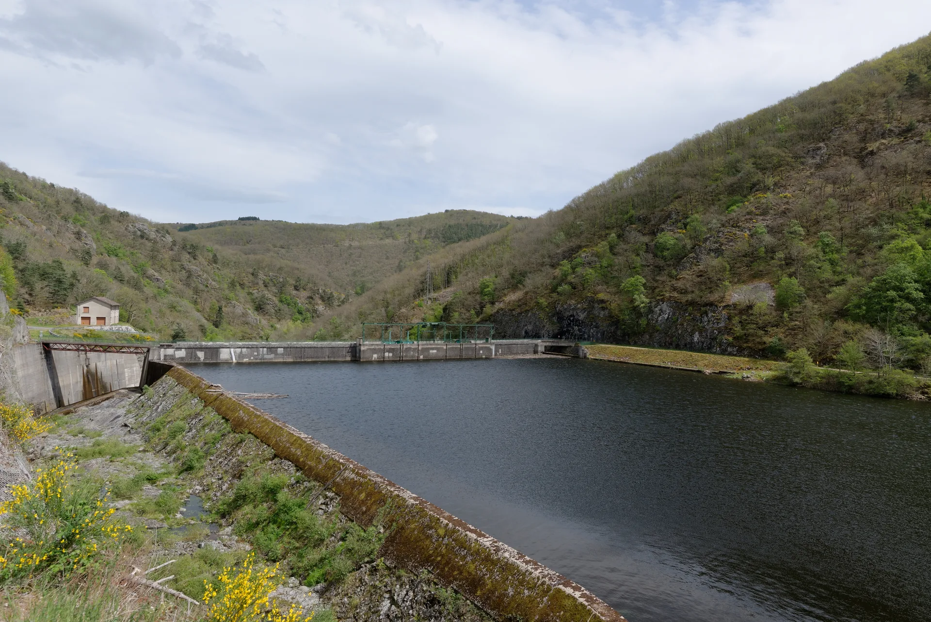 Retenue de Queuille à Vitrac — Sur le lac