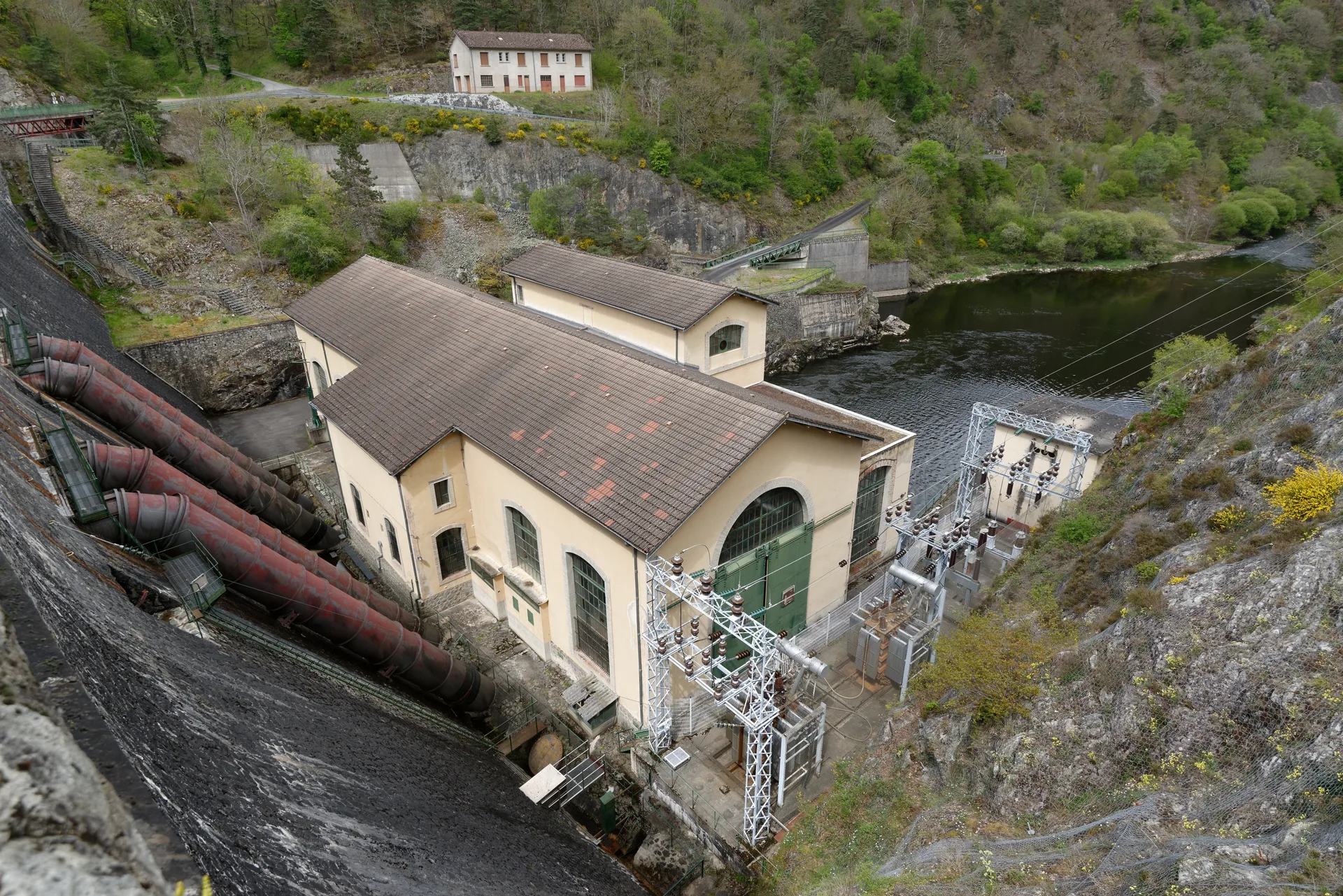Retenue de Queuille à Vitrac — Sur le lac