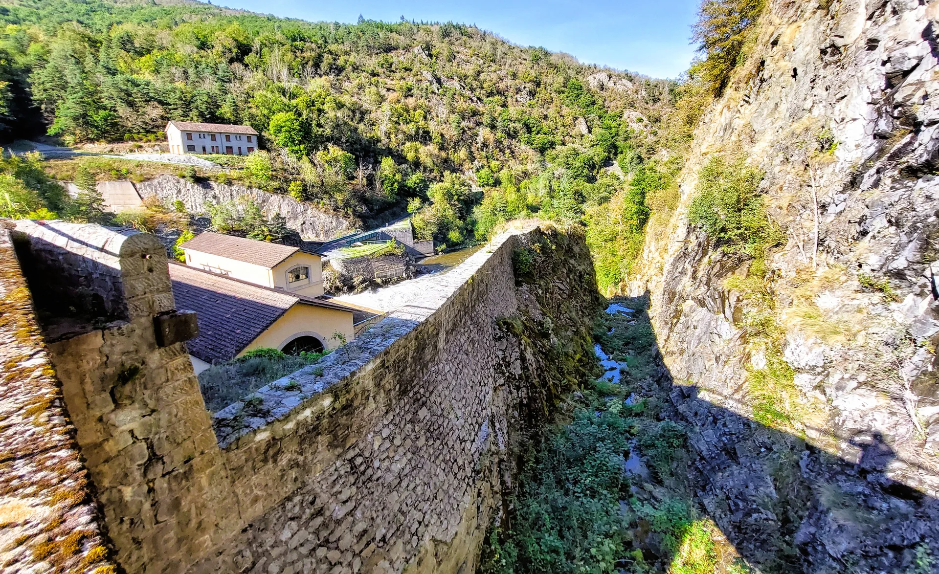 Retenue de Queuille à Vitrac — Sur le lac