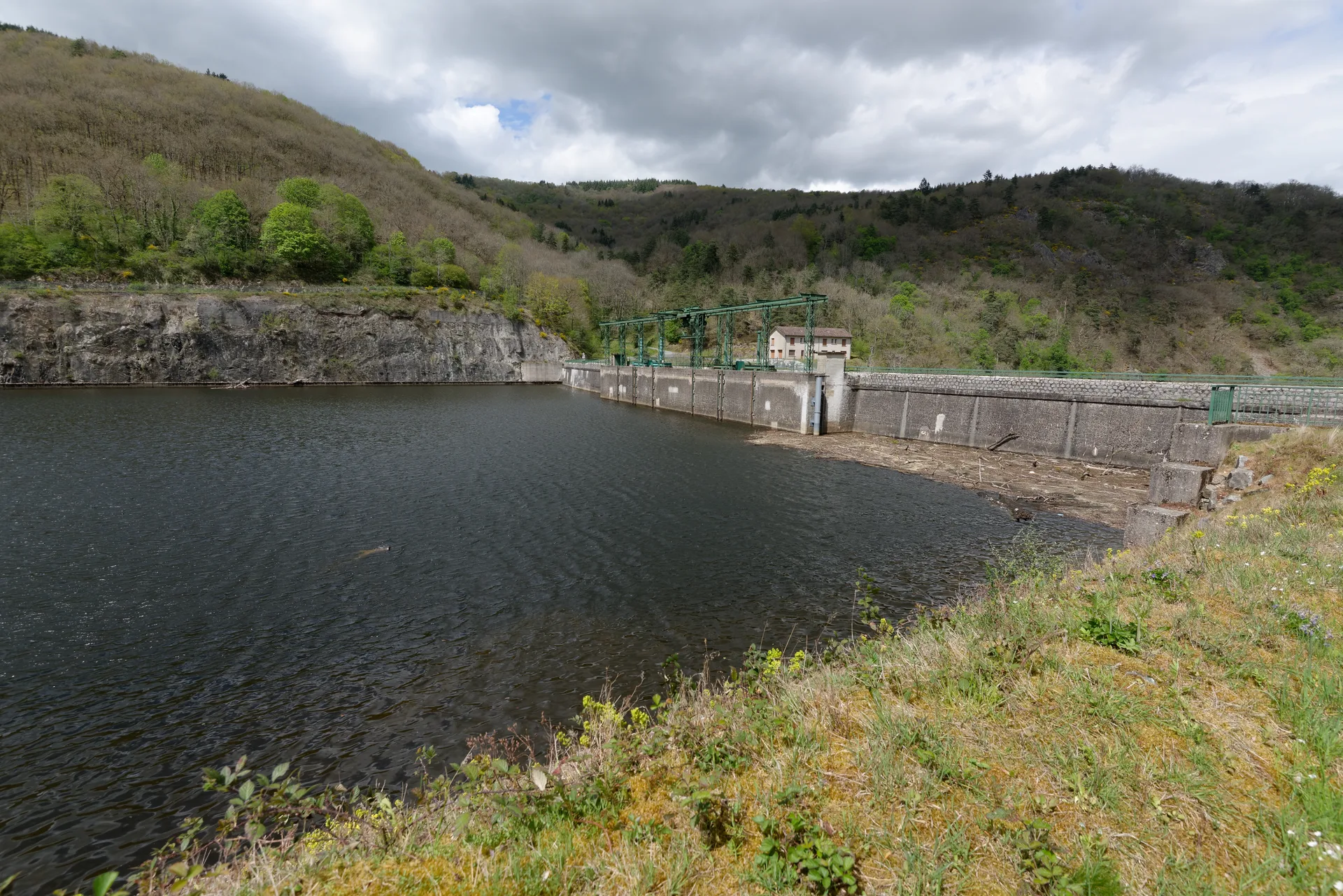 Retenue de Queuille à Vitrac — Sur le lac