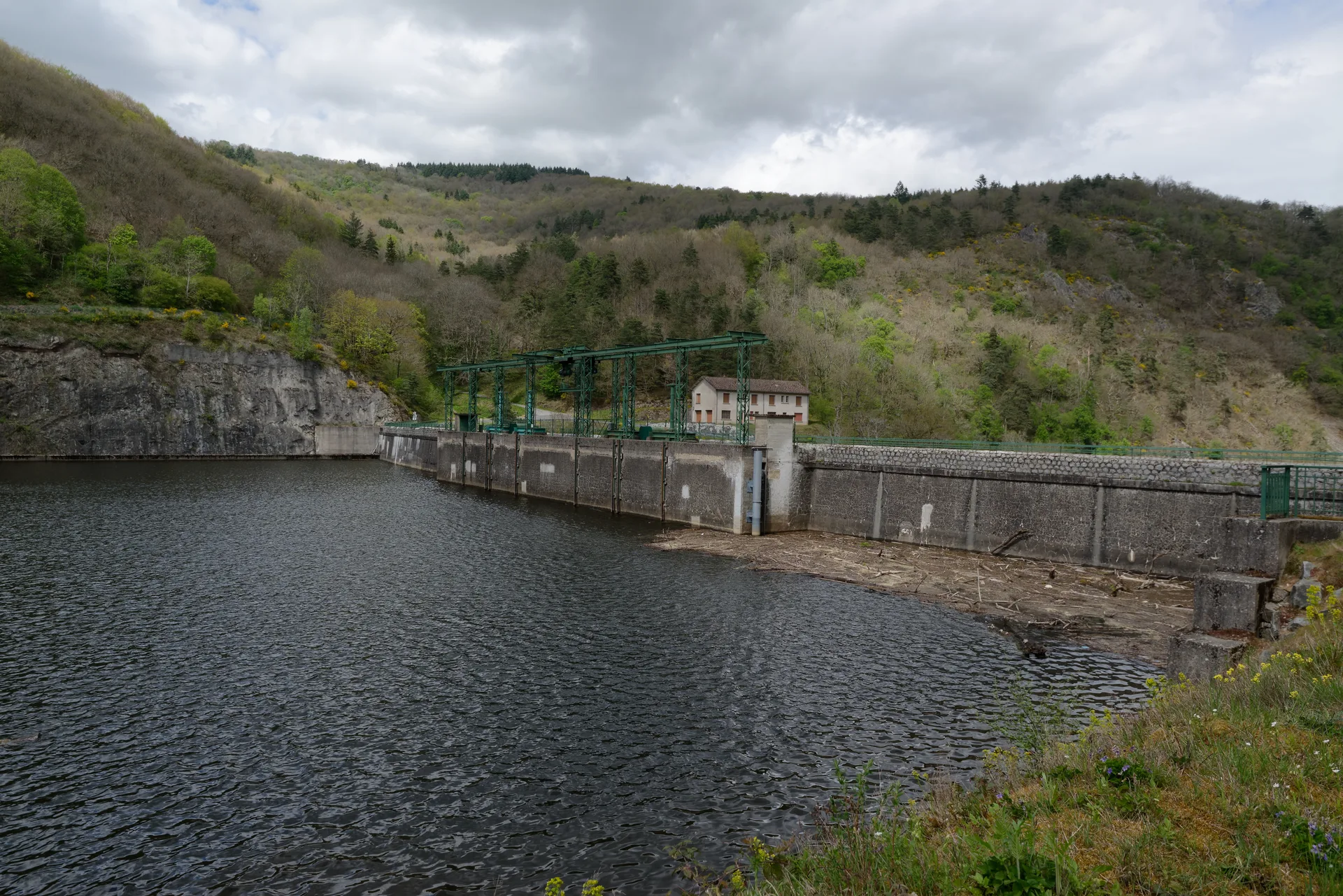 Retenue de Queuille à Vitrac — Sur le lac