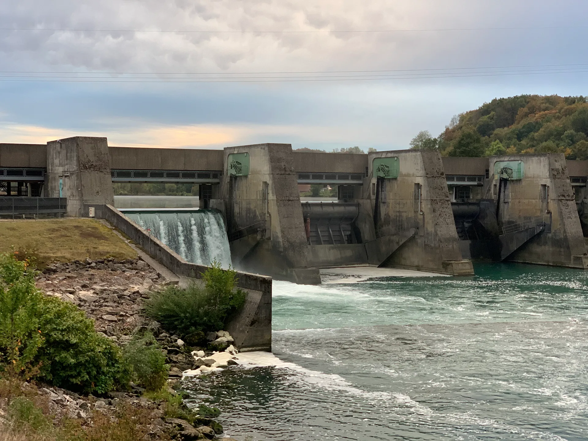 Retenue de  Sault Brenaz à Porcieu-Amblagnieu — À 264 m du lac