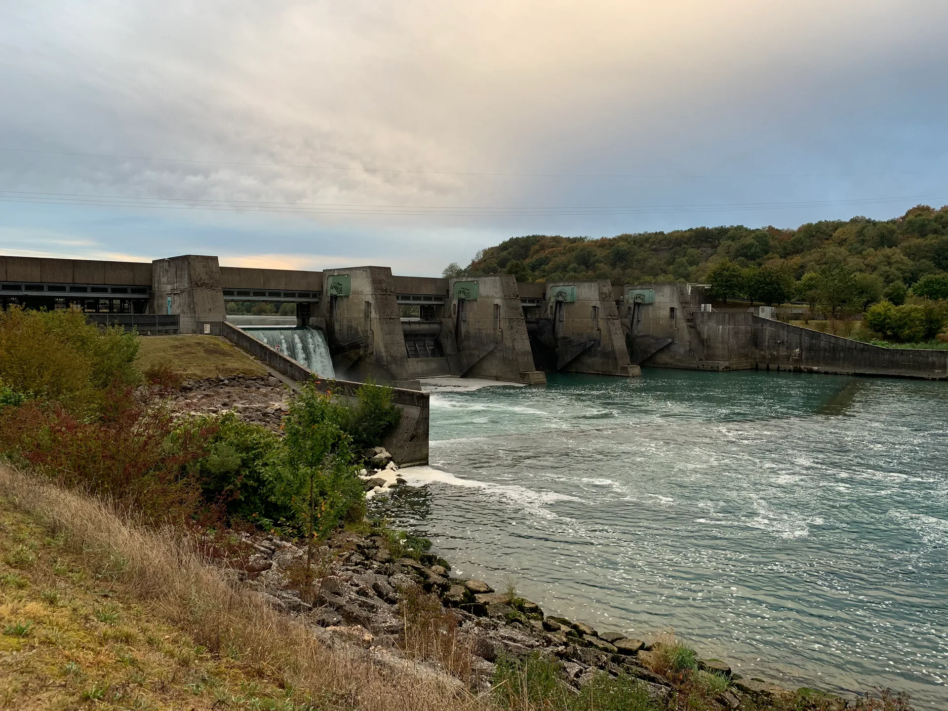 Retenue de  Sault Brenaz à Porcieu-Amblagnieu — À 274 m du lac