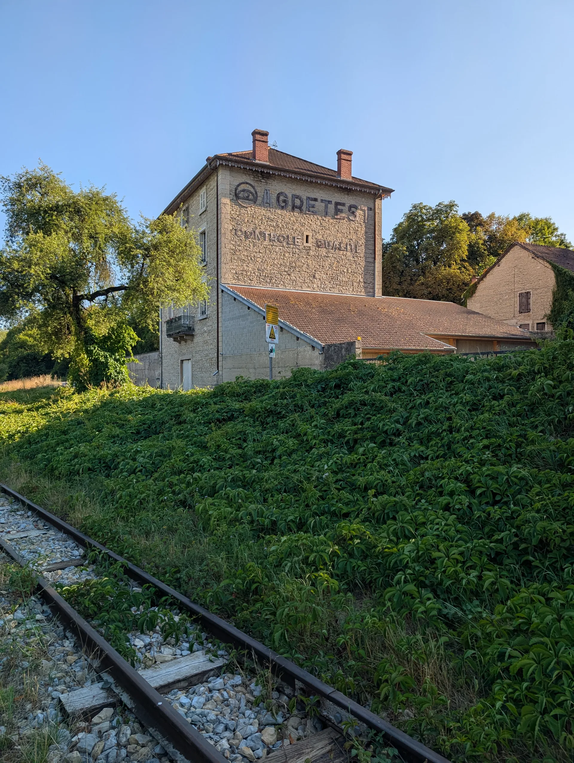 Retenue de  Sault Brenaz à Porcieu-Amblagnieu — À 624 m du lac
