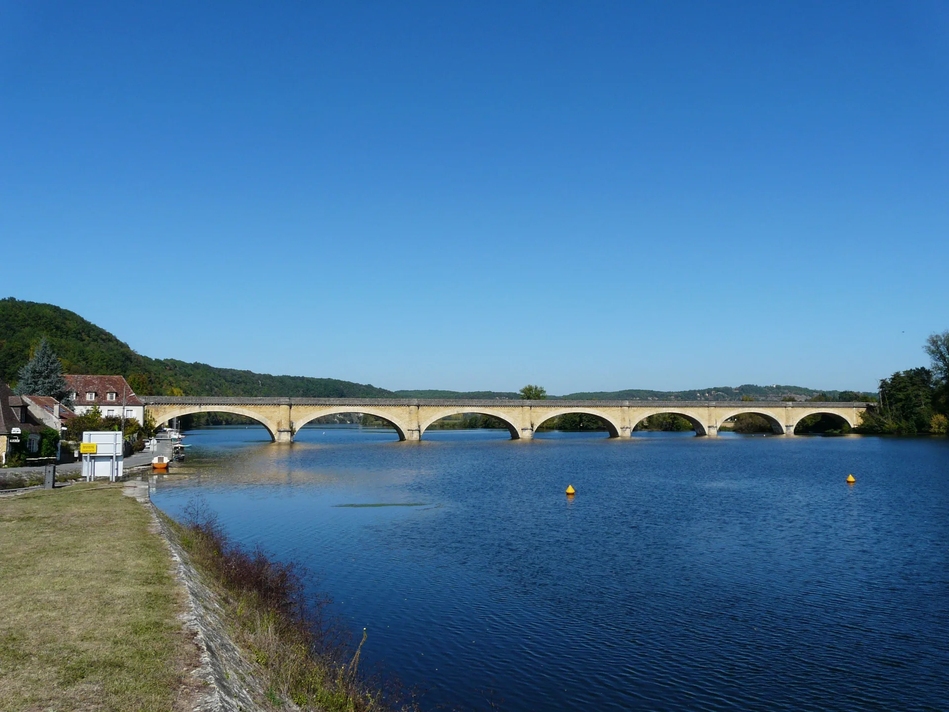 Rive de Dordogne à Mauzac-et-Grand-Castang — À 369 m du lac