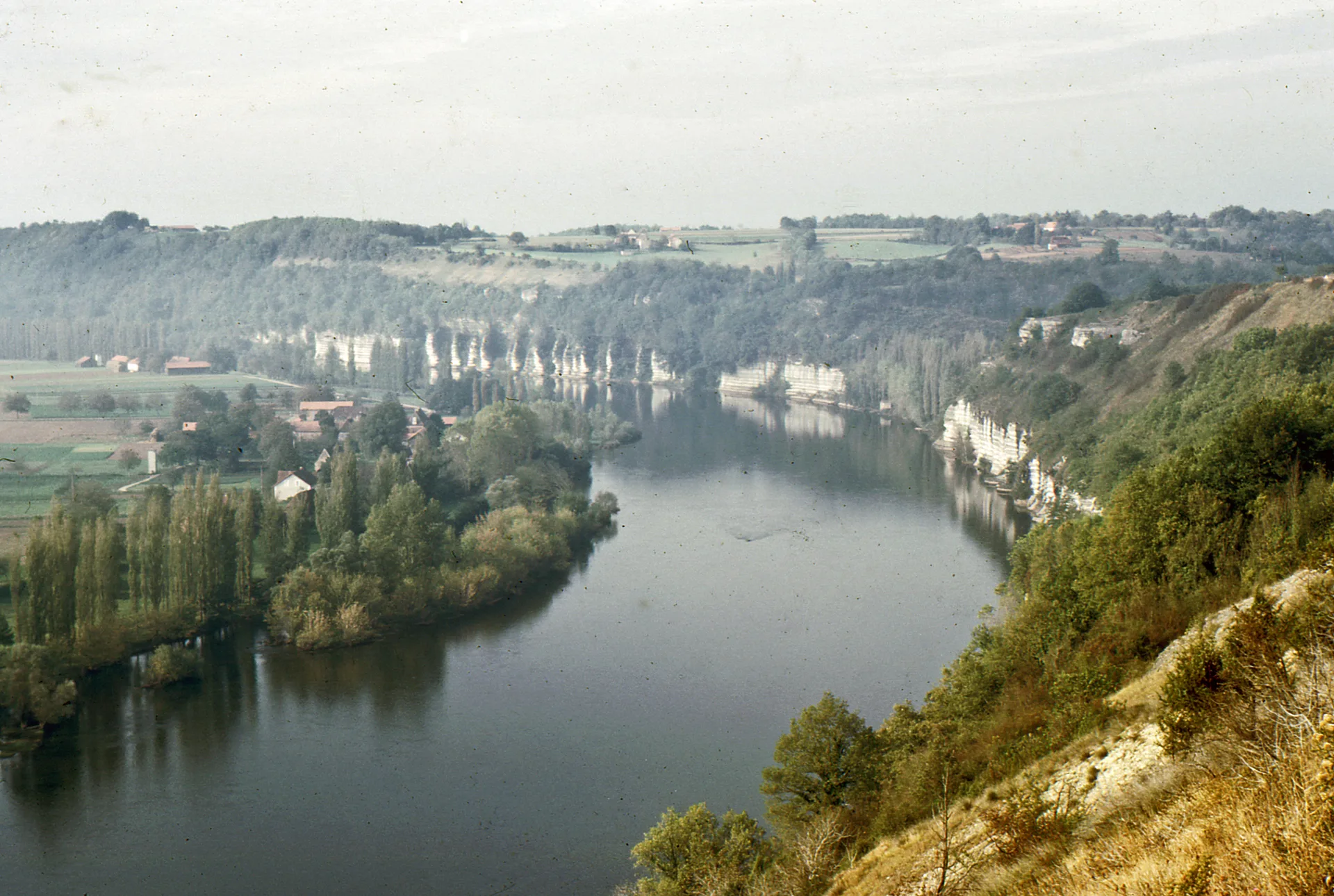 Rive de Dordogne à Mauzac-et-Grand-Castang — À 2,0 km du lac