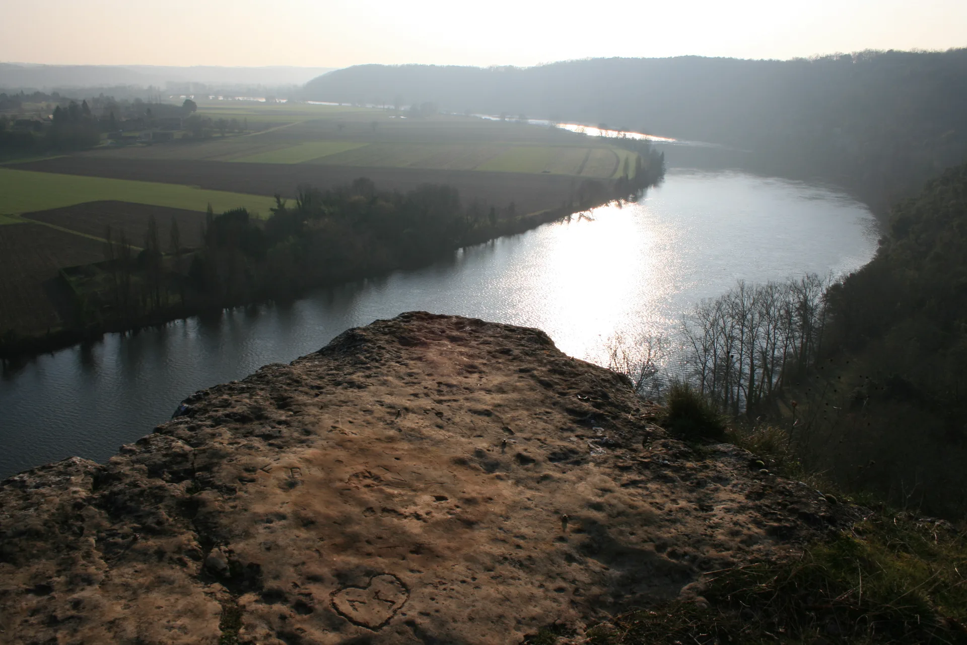 Rive de Dordogne à Mauzac-et-Grand-Castang — À 2,4 km du lac