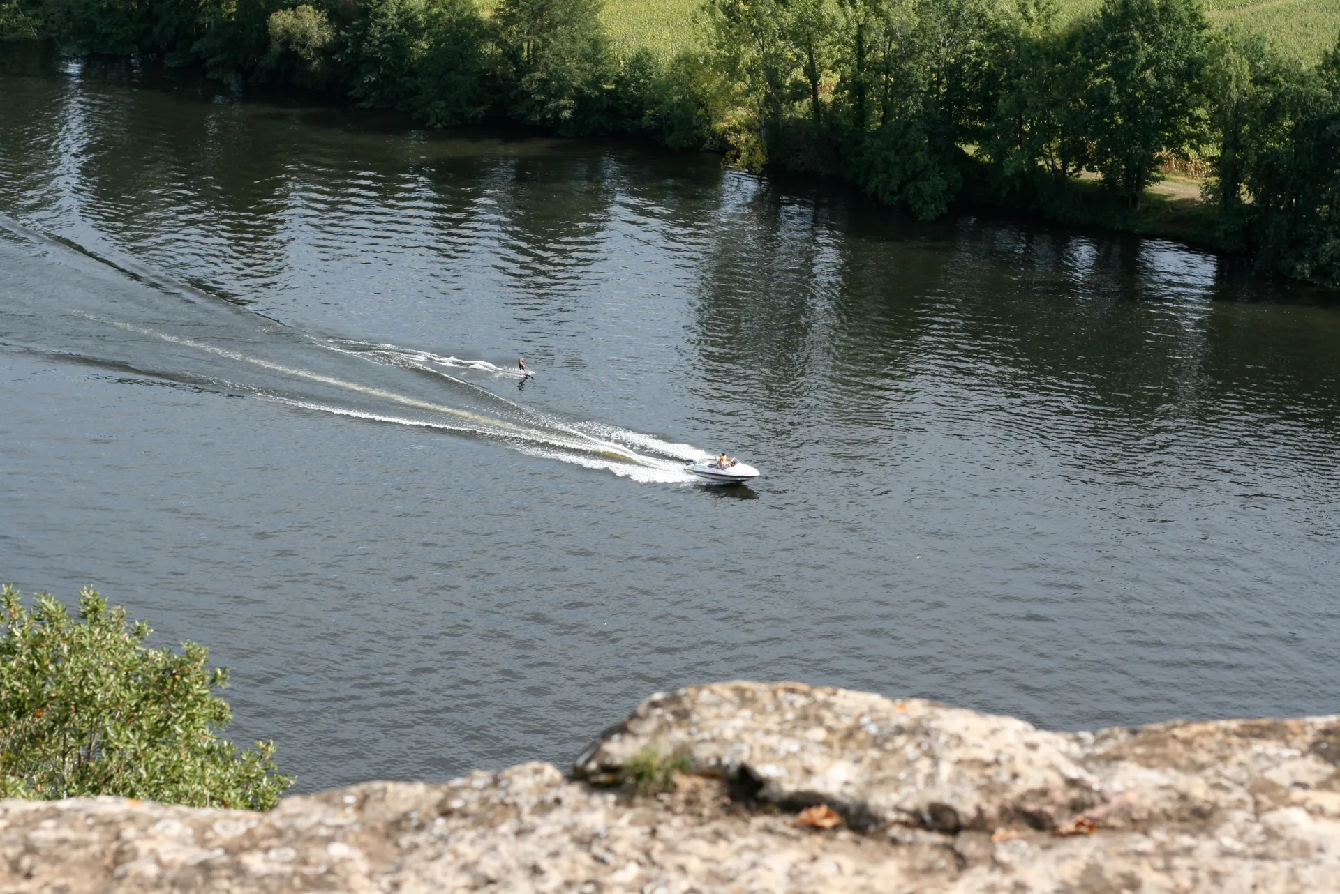 Rive de Dordogne à Mauzac-et-Grand-Castang — À 2,4 km du lac