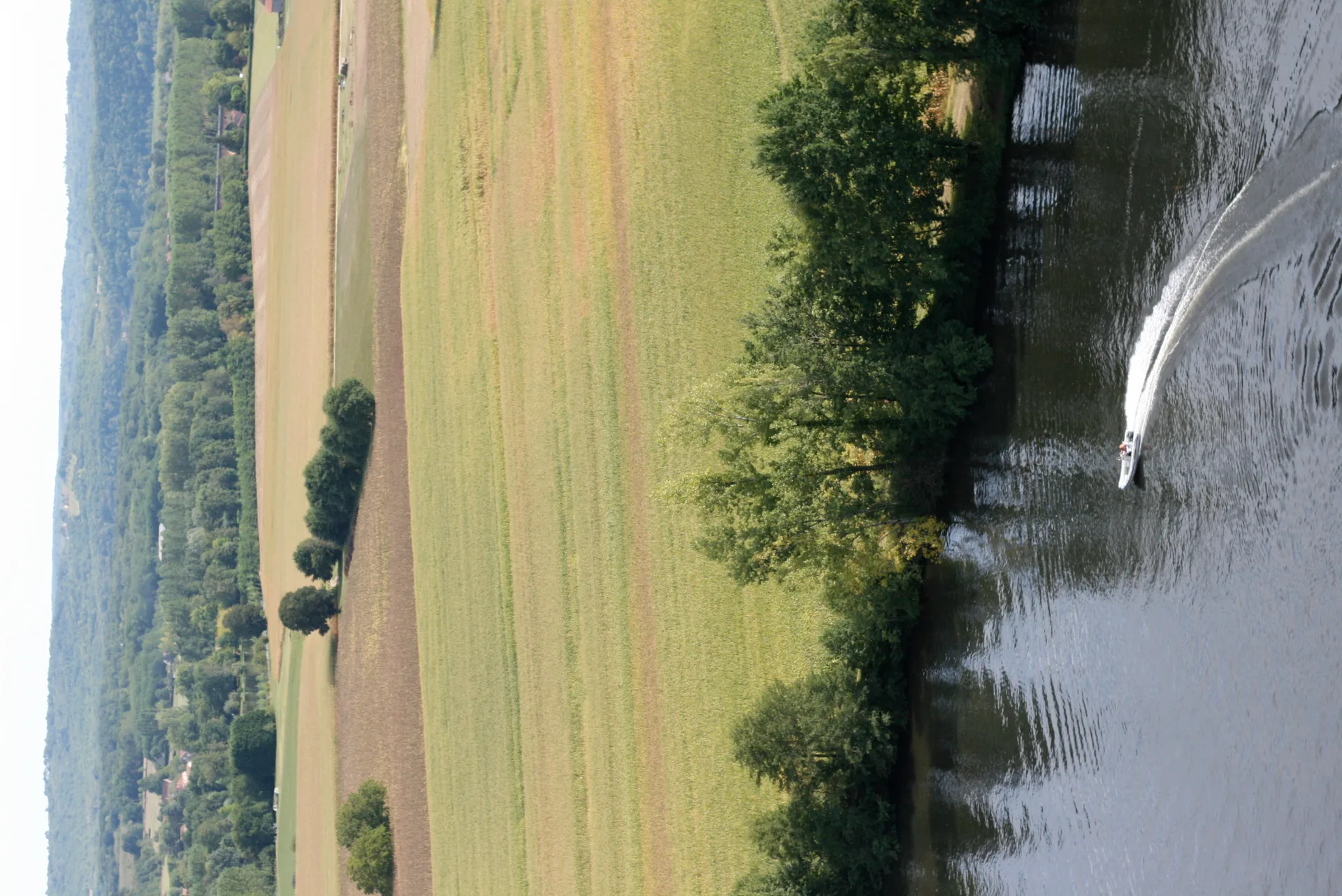 Rive de Dordogne à Mauzac-et-Grand-Castang — À 2,4 km du lac