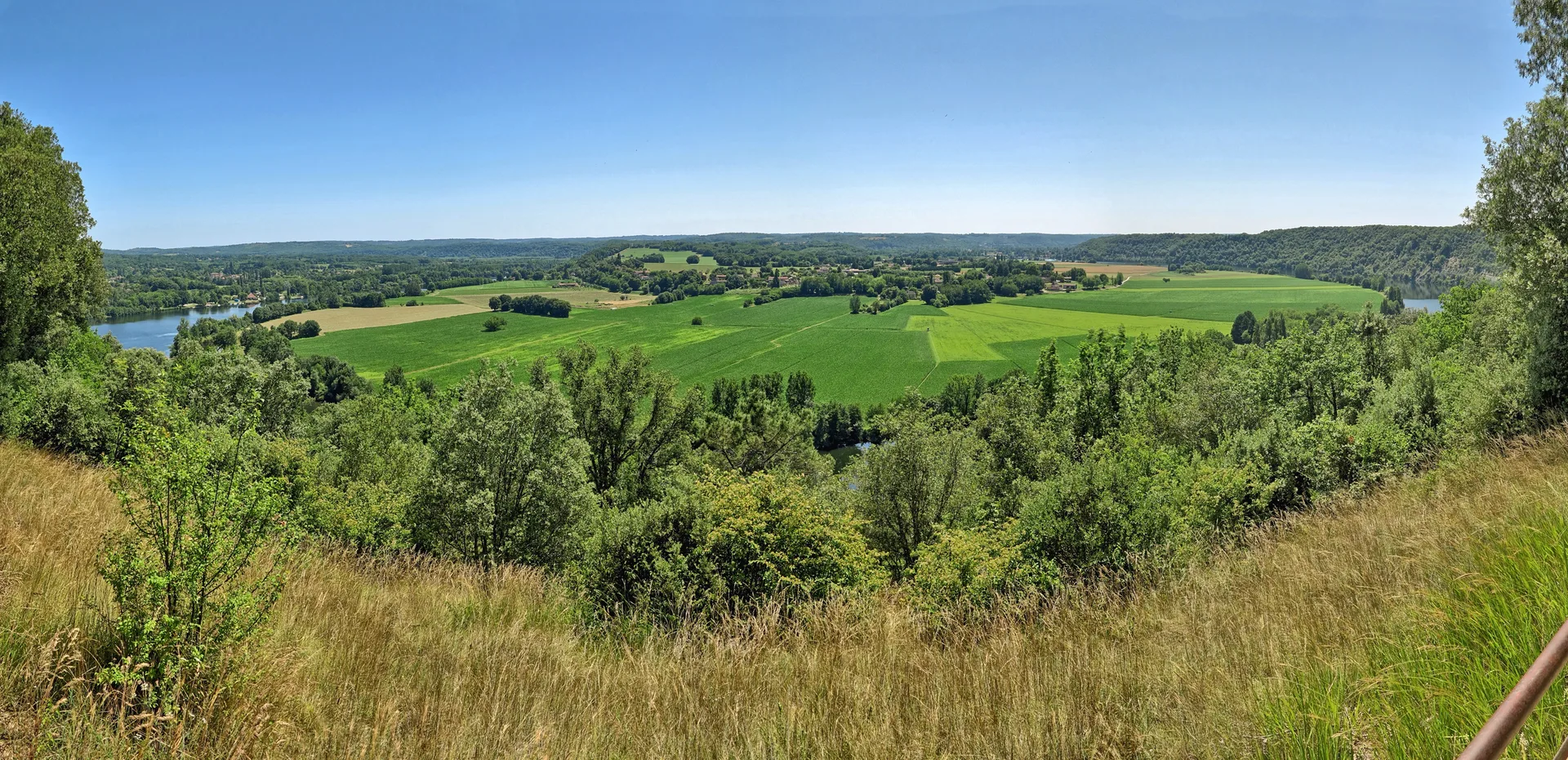 Rive de Dordogne à Mauzac-et-Grand-Castang — À 2,6 km du lac