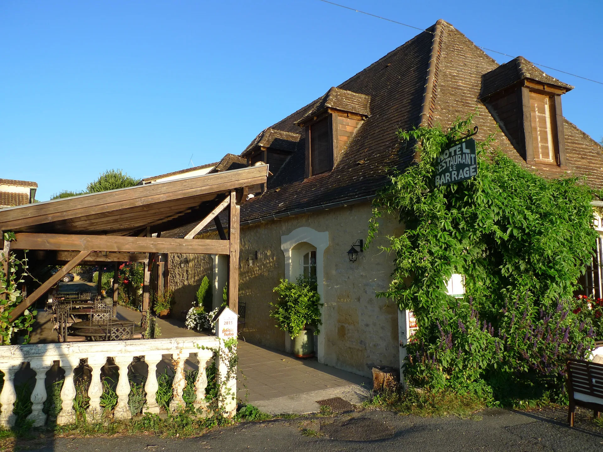 Rive de Dordogne à Mauzac-et-Grand-Castang — À 418 m du lac
