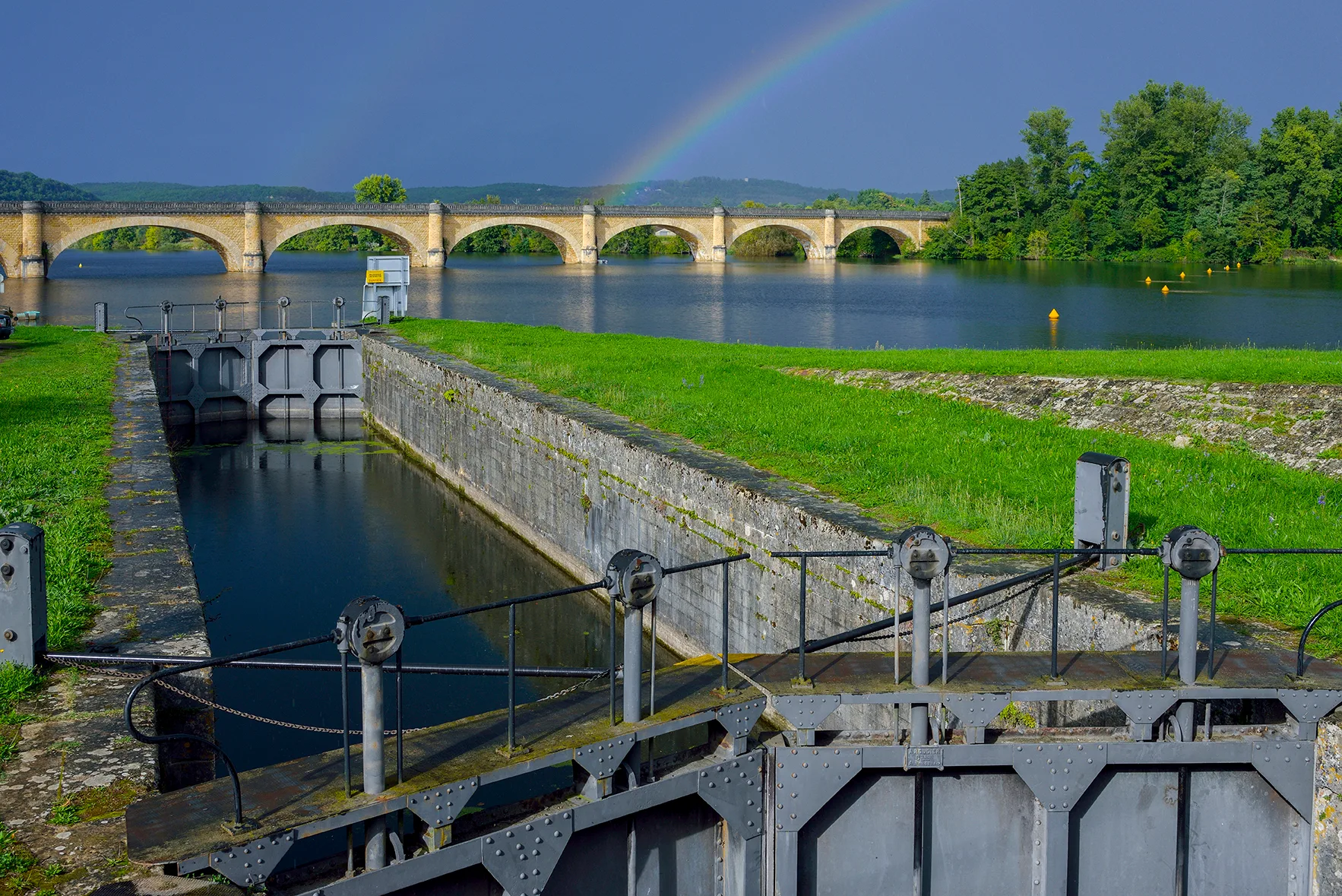 Rive de Dordogne à Mauzac-et-Grand-Castang — À 538 m du lac