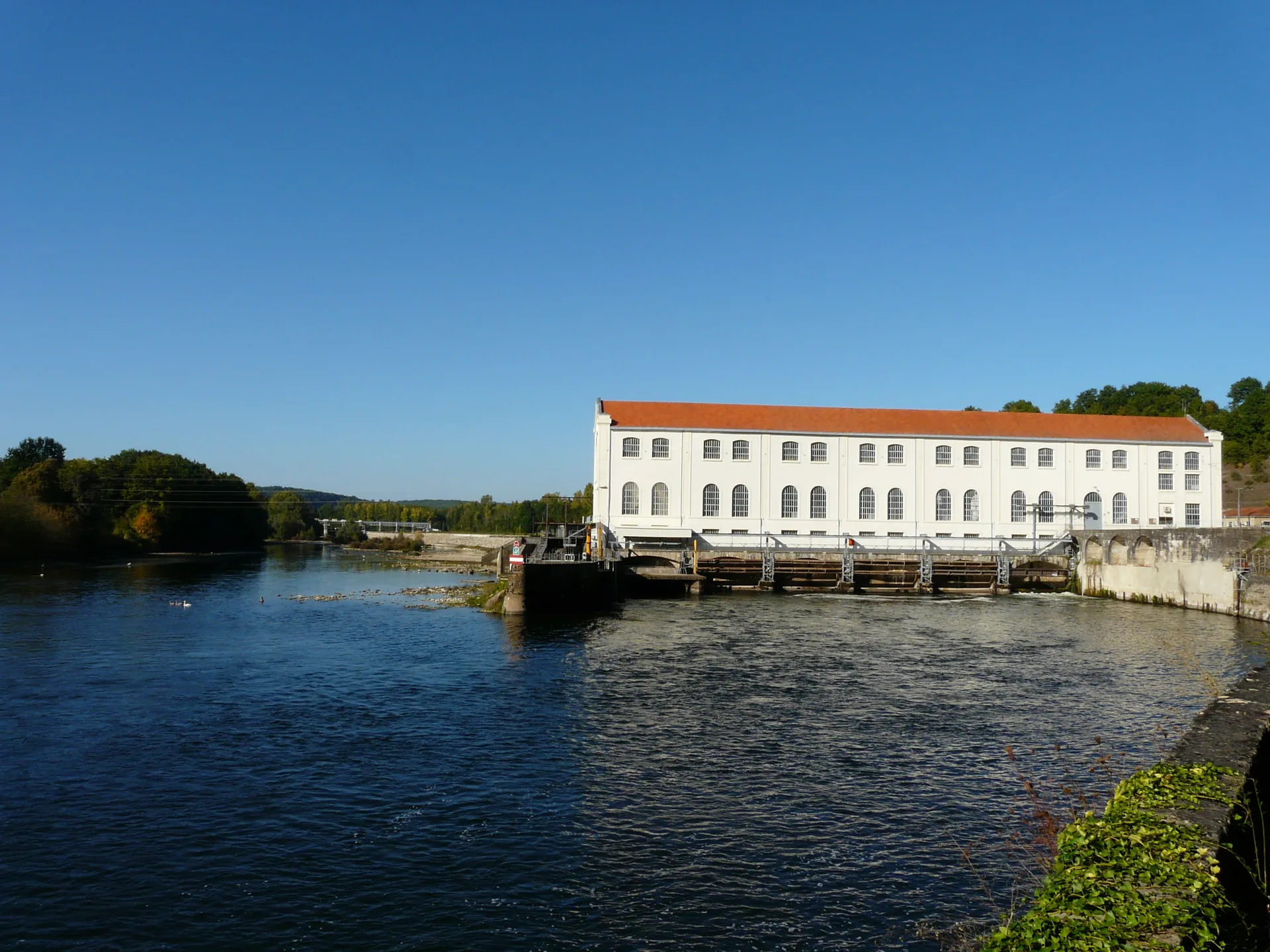 Rive de Dordogne à Mauzac-et-Grand-Castang — À 1,6 km du lac