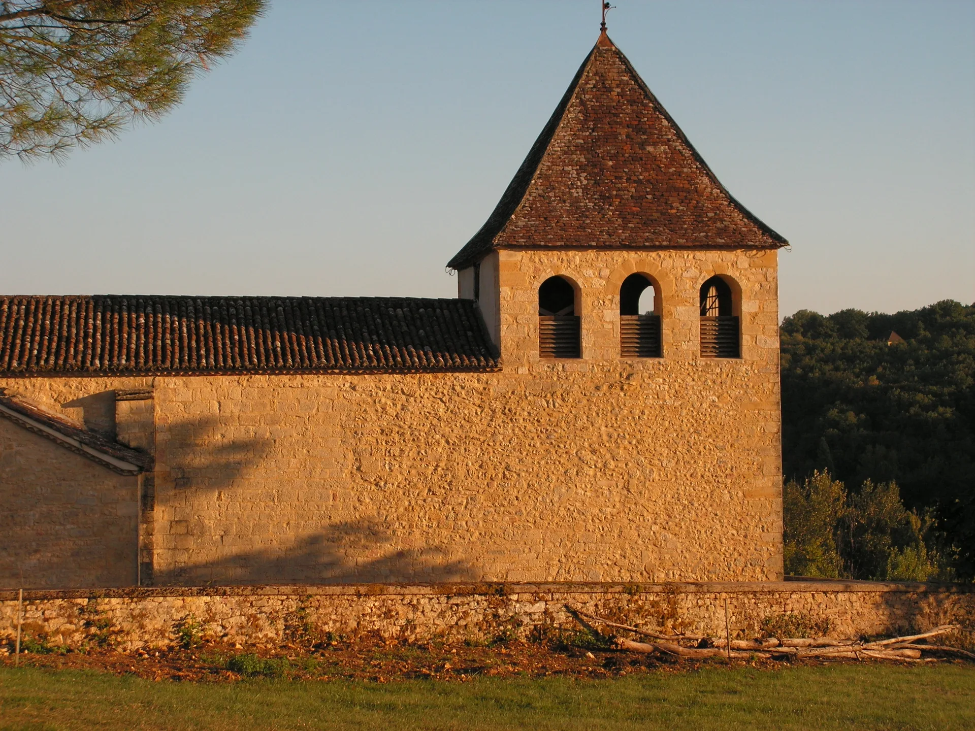 Rive de Dordogne à Mauzac-et-Grand-Castang — À 1,7 km du lac