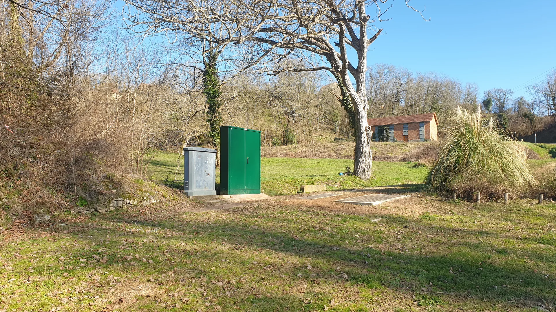 Rive de Dordogne à Mauzac-et-Grand-Castang — À 1,8 km du lac
