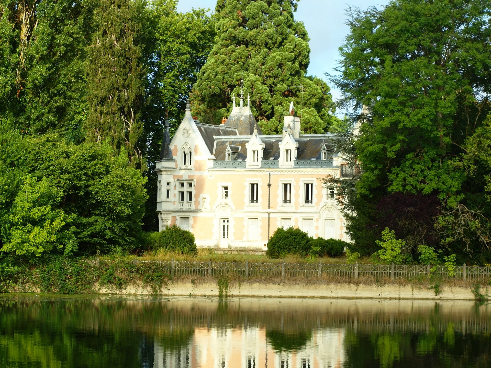 Sabliere de Joigny à Saint-Aubin-sur-Yonne — À 1,8 km du lac